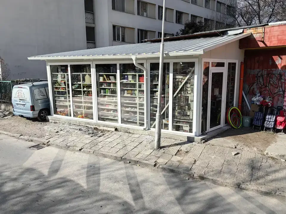 Завършено разширение на магазин с покрив и остъклена фасада